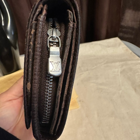 Louis Vuitton wallet. 5.75 x 3.5 deep brown color with dustbag. - Picture 10 of 10